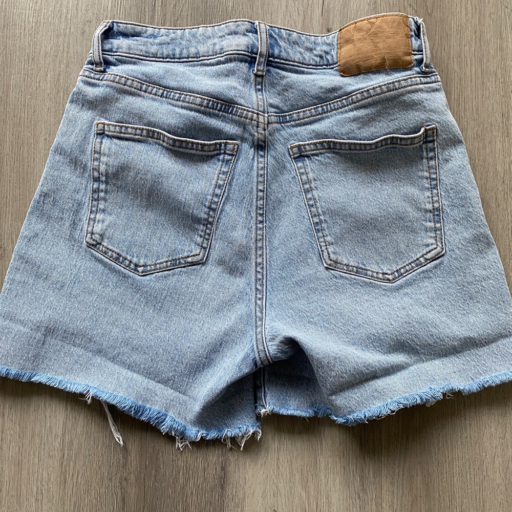 H&M women’s high rise short